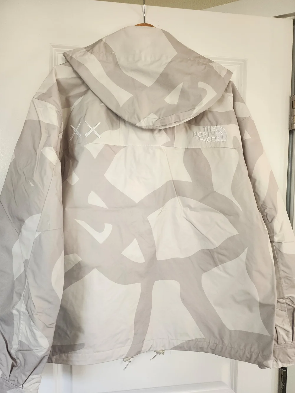 The North Face x KAWS 1986 Retro Mountain Jacket Moonlight Ivory Camo L